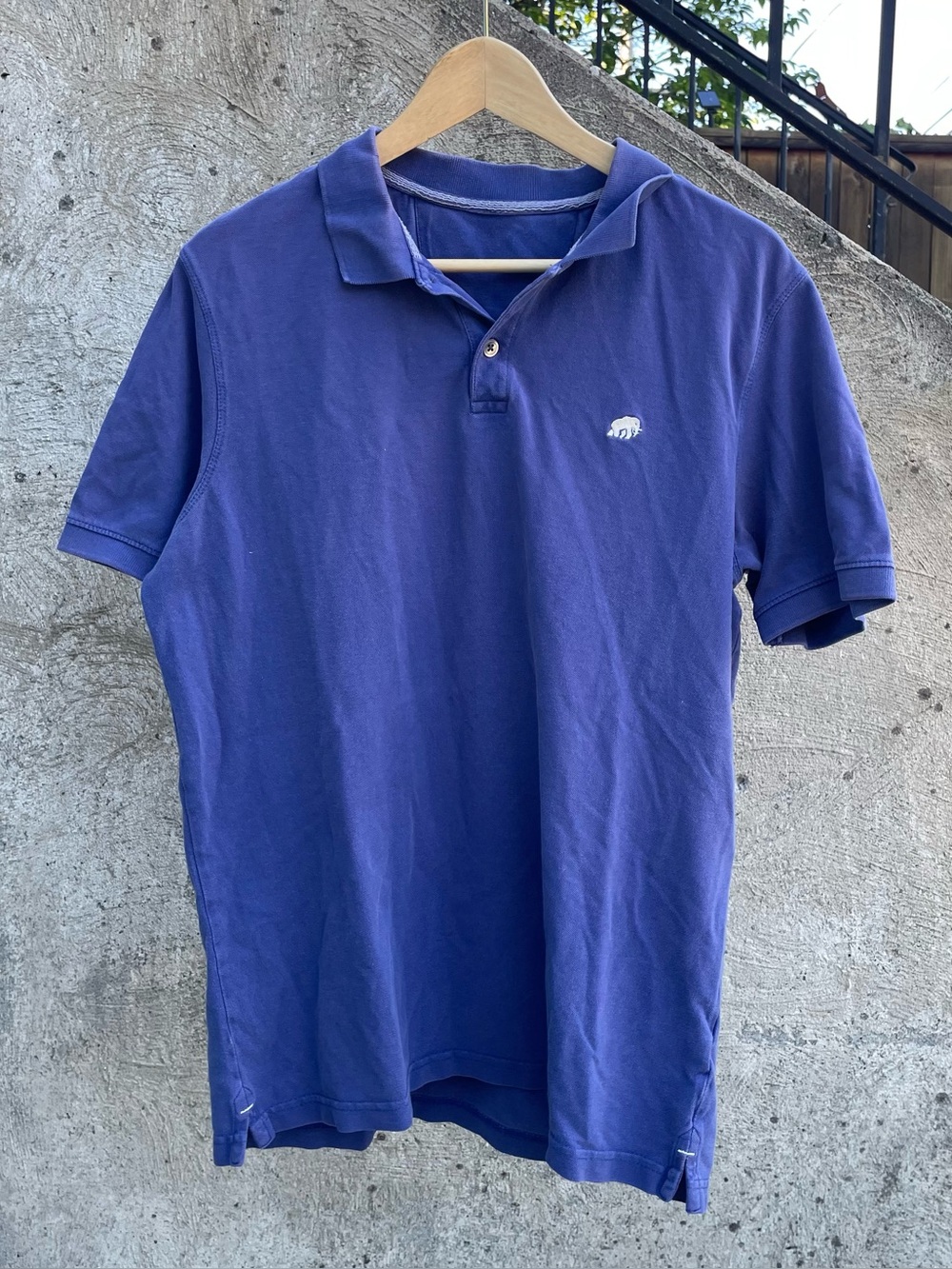 Y2k blue Banana Republic elephant embroidered polo shirt medium (20.5x27)